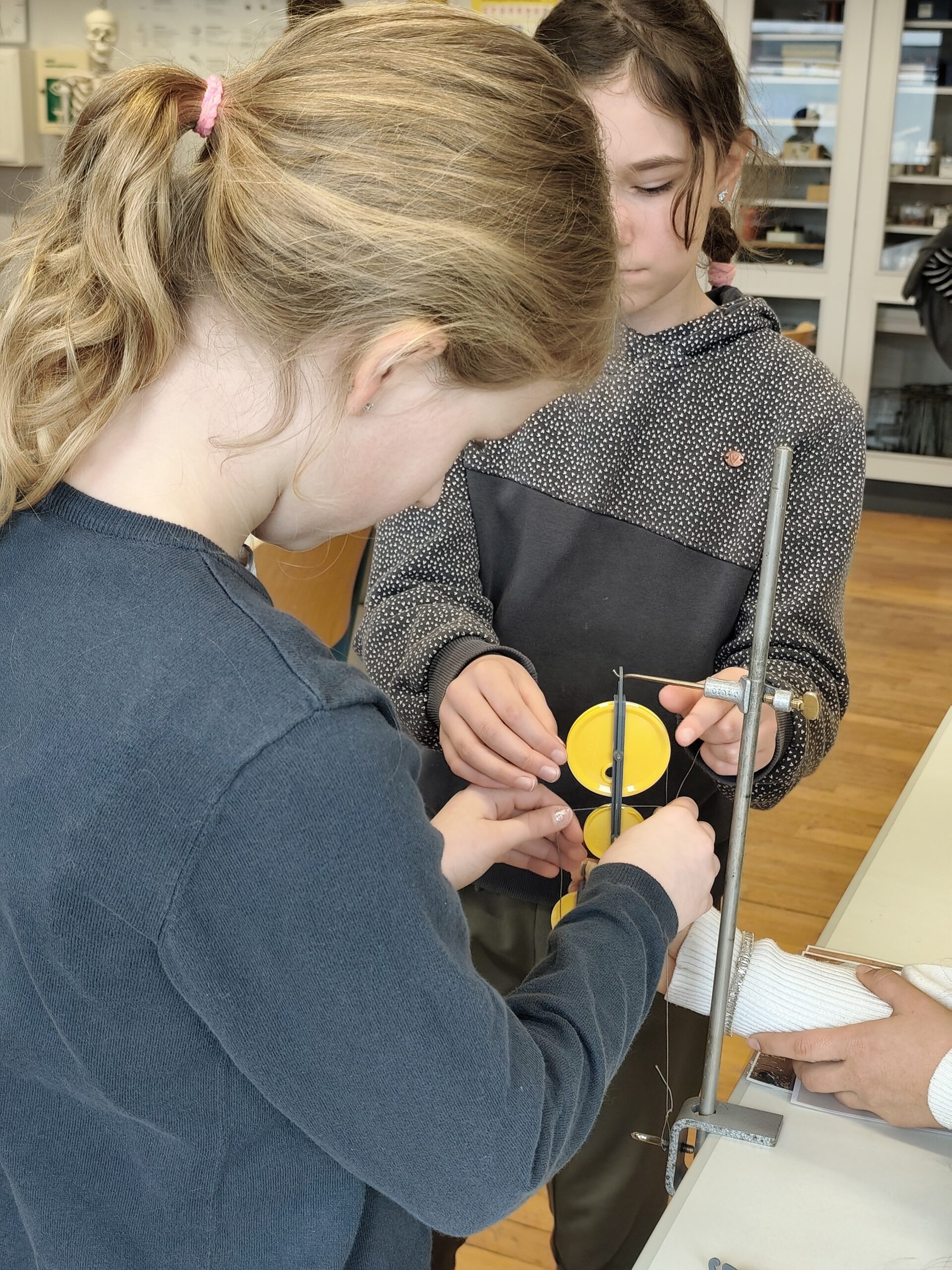 Zwei Mädchen machen Experimente.