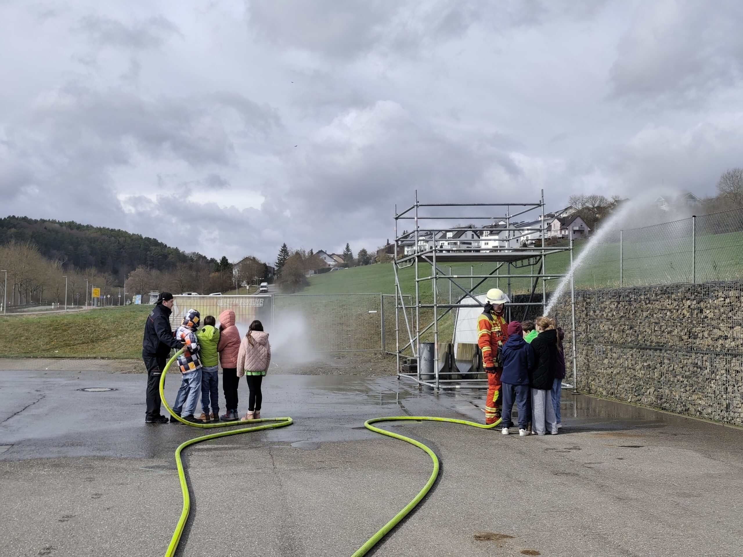 Kinder dürfen mithelfen und auch mal einen Schlauch halten.