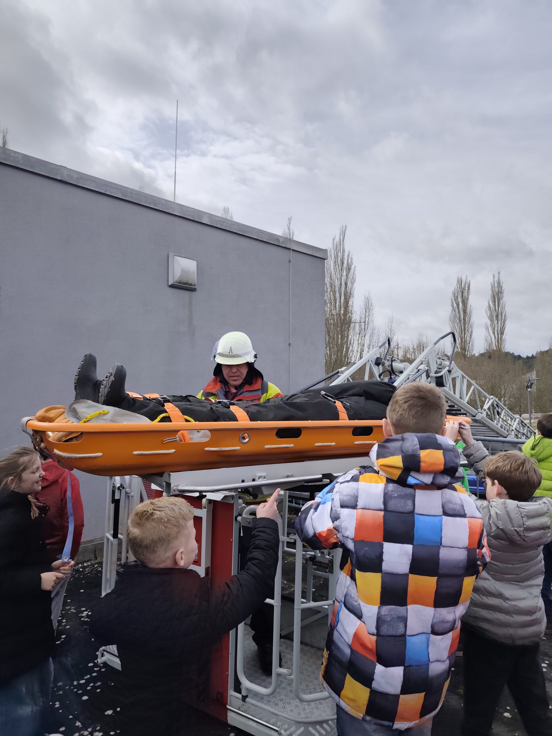Ein Feuerwehrmann erklärt den Einsatz einer Personenrettung.