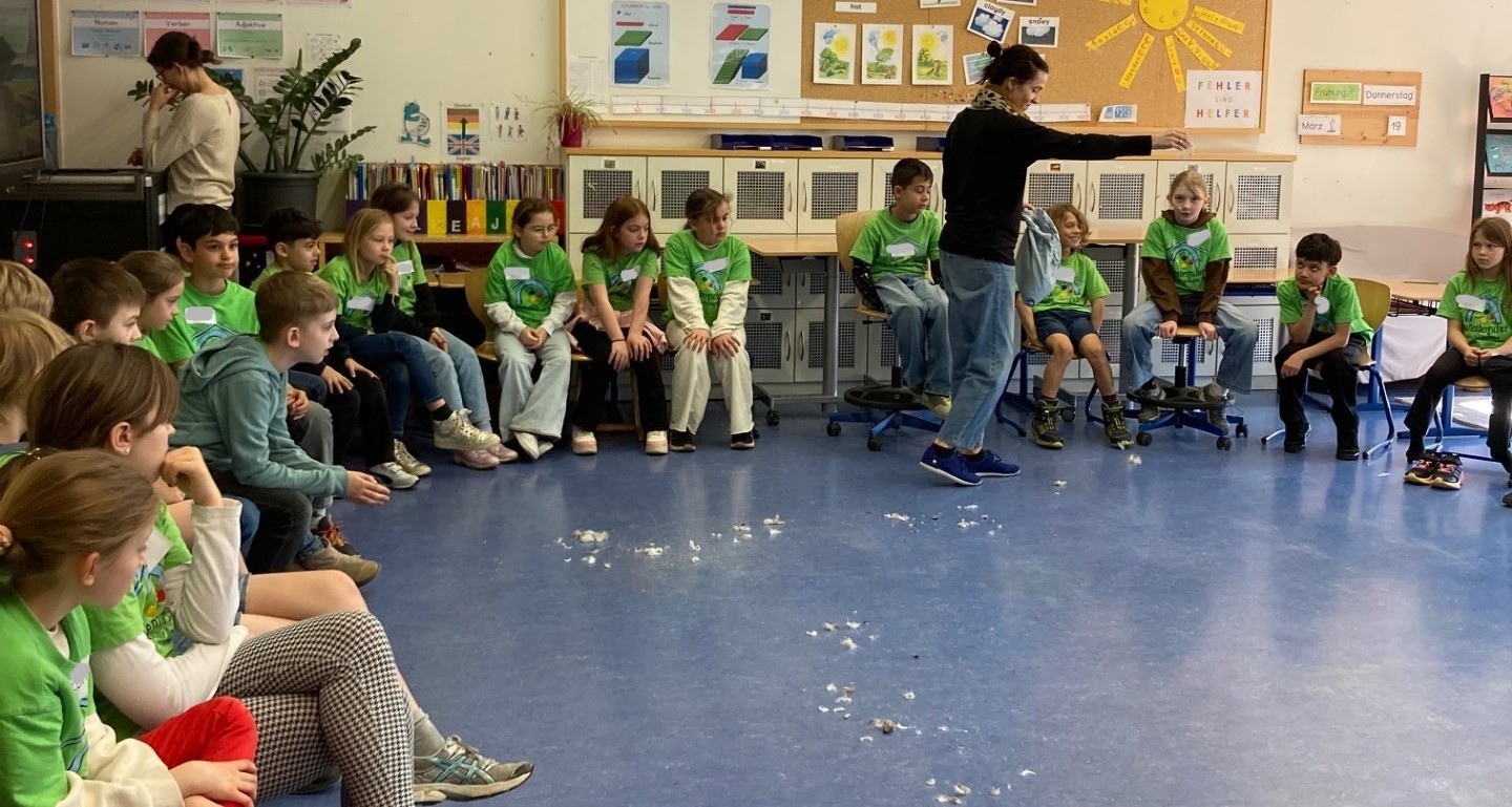 Eine Mutter spielt eine Situation in der Klasse zum Thema Freunde üben Rücksicht.