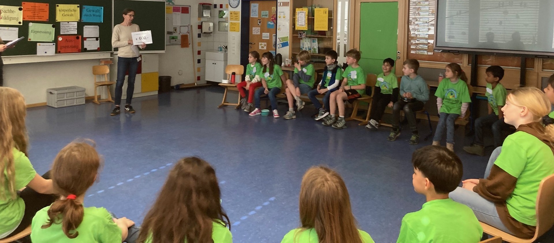 Zivilcourage und wertschätzender Umgang sind Themen beim Unterricht der Eltern von Freunde üben Rücksicht.