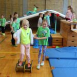 Die Kindergartenkinder kommen in den Gerätegarten