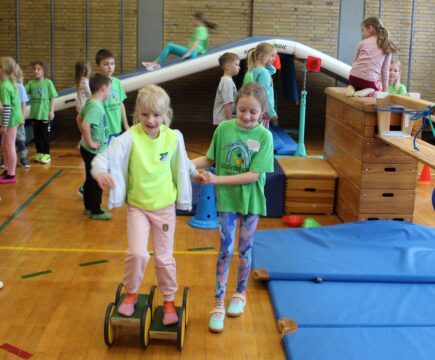 Die Kindergartenkinder kommen in den Gerätegarten