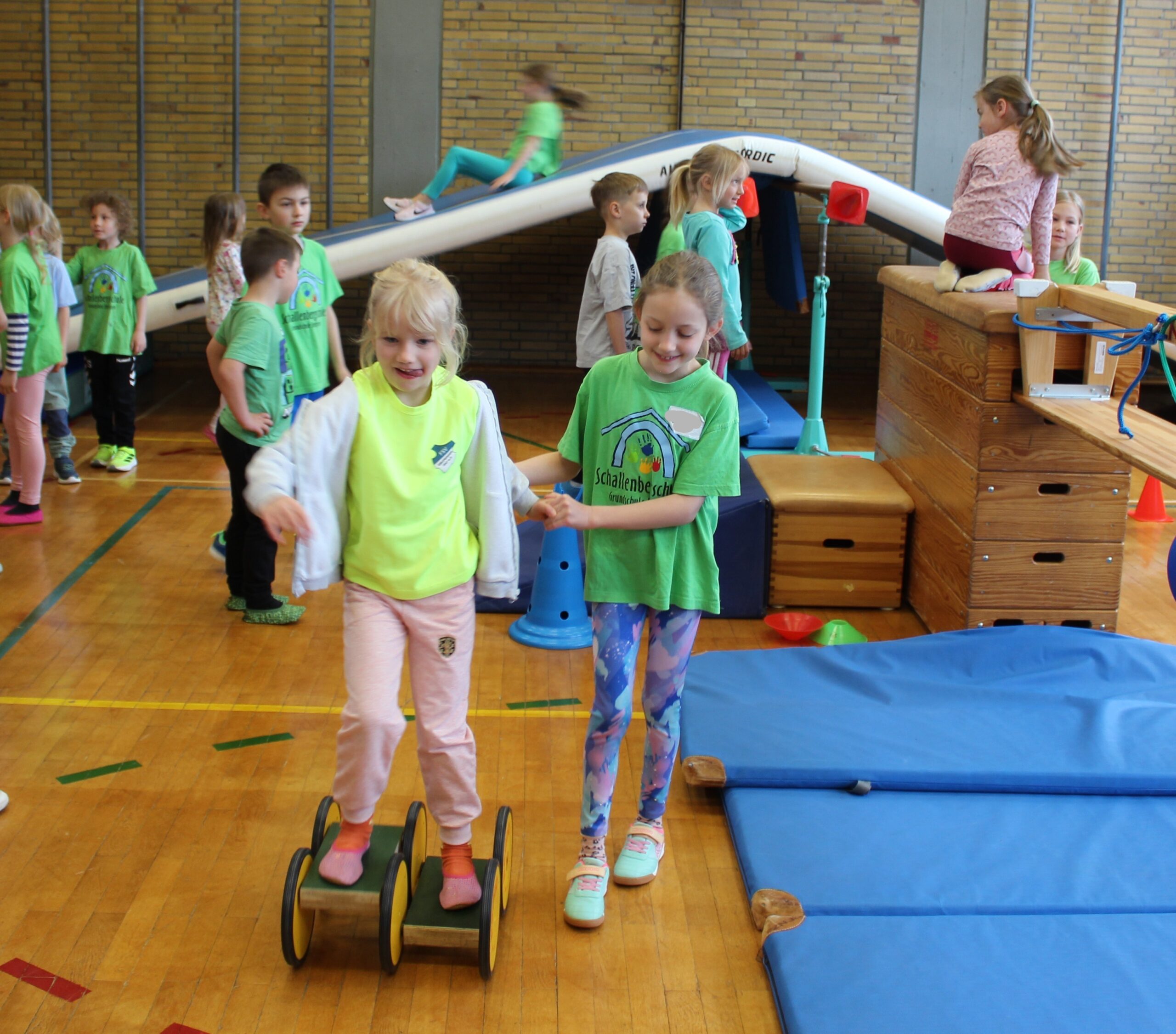 Die Kindergartenkinder kommen in den Gerätegarten