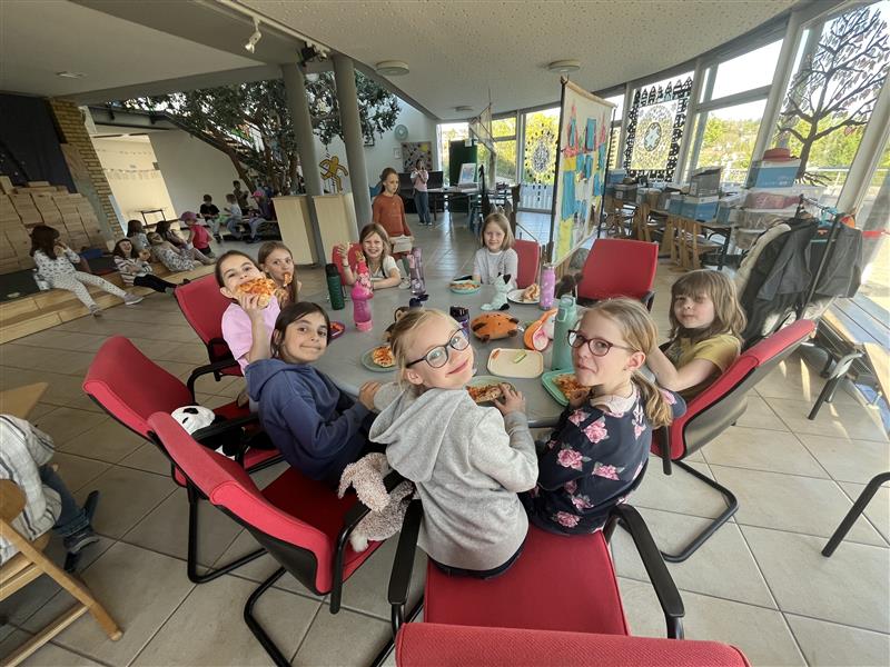 Die Zweitklässler vespern in der Aula am Leseabend.
