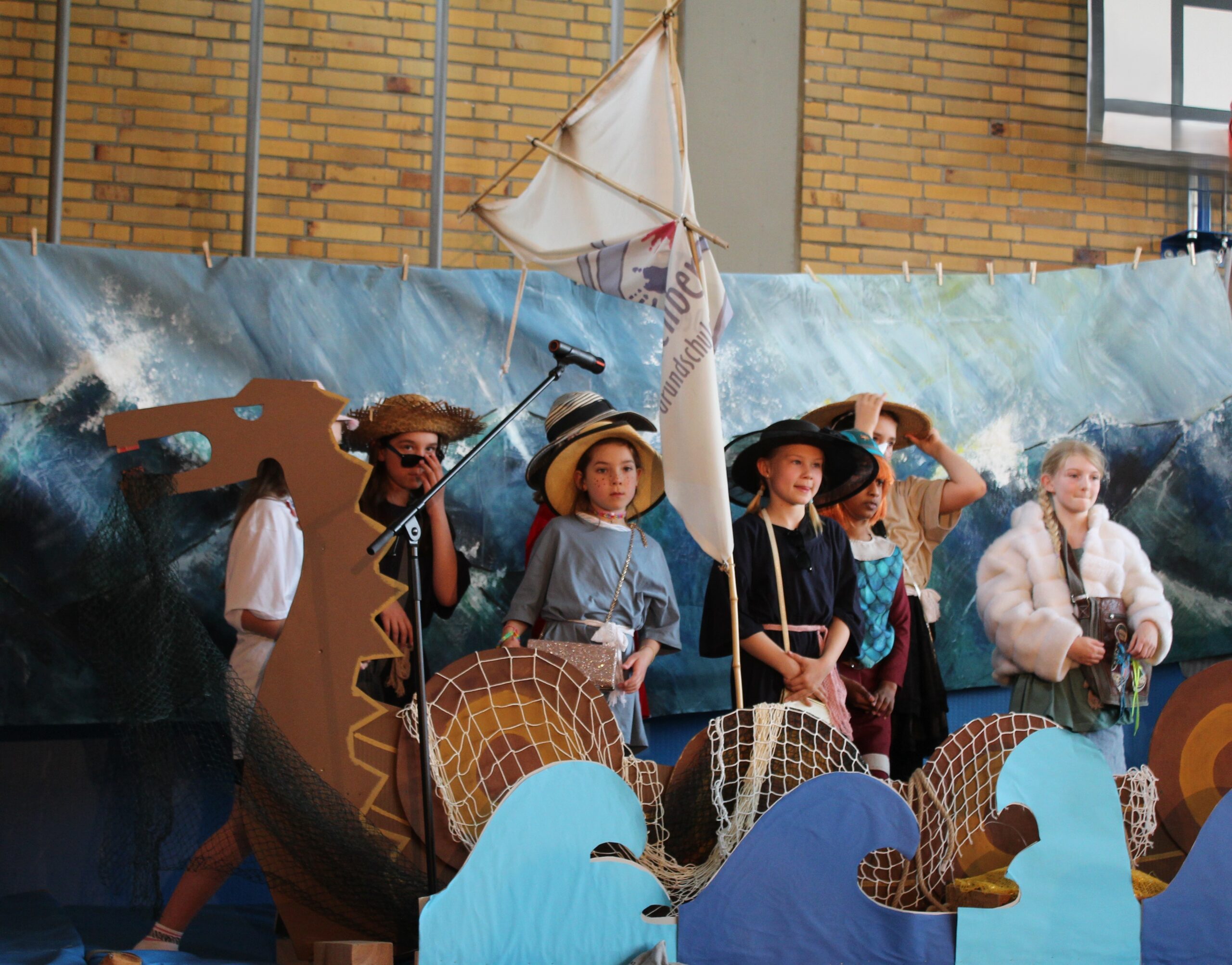 Die Frauen von Flake fühlen sich mit ihren Sonnenhüten im Sturm auf dem Schiff nicht mehr wohl.
