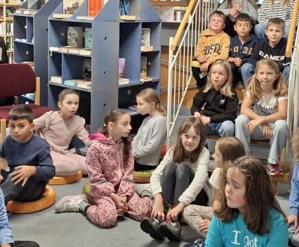 Grundschüler entdecken die Welt der Bücher