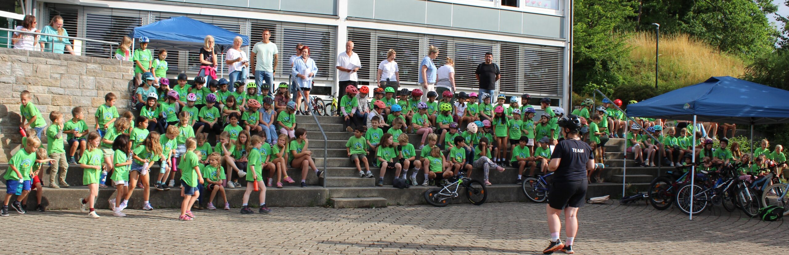 Alle Kinder der Schule treffen sich zur gemeinsamen Begrüßung am Radaktionstag.