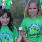 Die Klasse 3b auf Entdeckungstour auf der Streuobstwiese