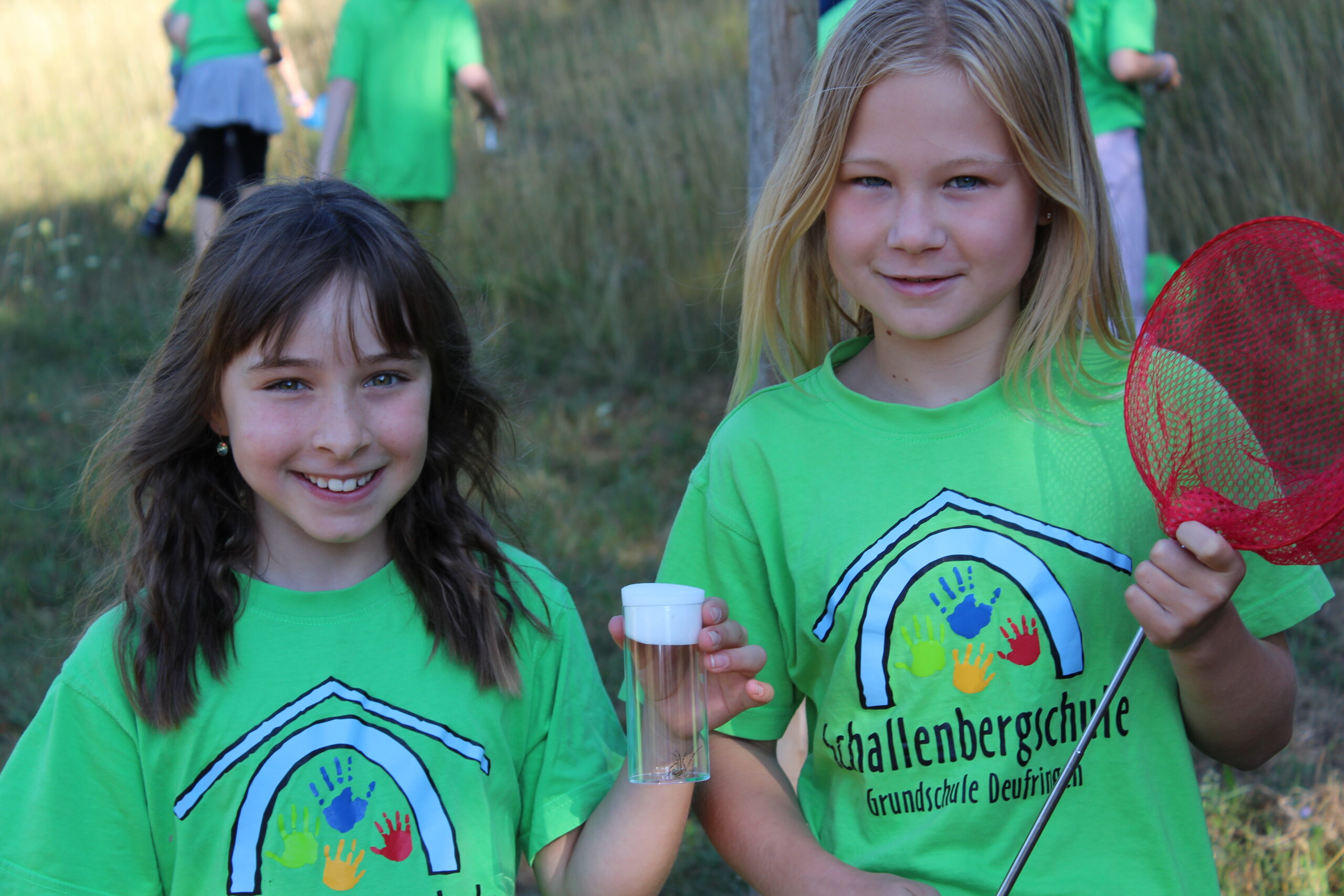 Die Klasse 3b auf Entdeckungstour auf der Streuobstwiese