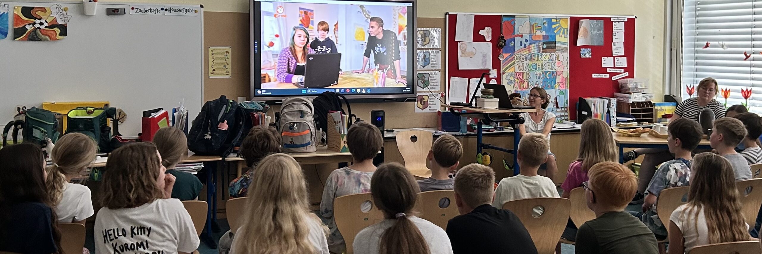 Gemeinsam schauten die Kinder einer Klasse eine Film an, wie in einer Familie Streit und Wut entsteht.