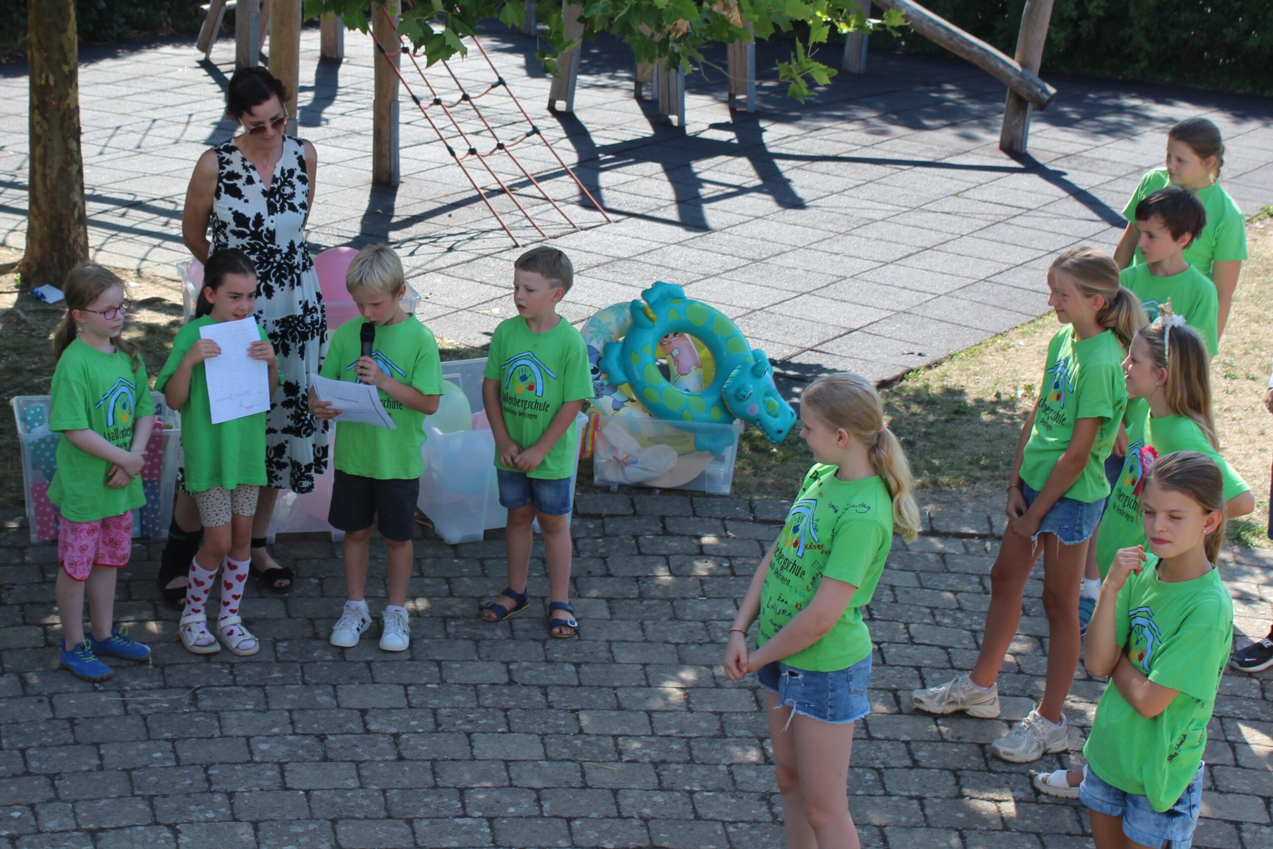 Die Kinder der Musical AG singen ein Ferienlied vor.