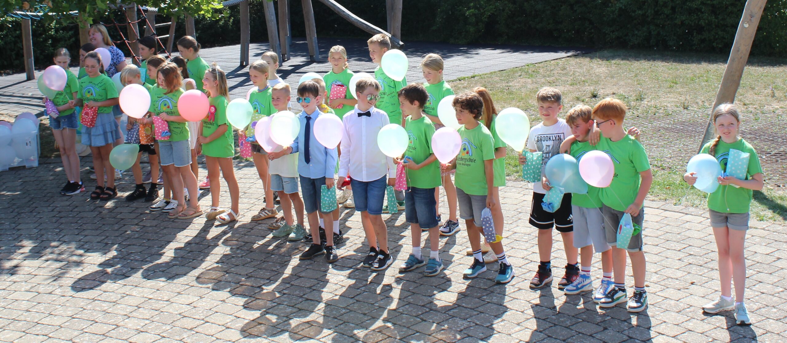 Das Klassenfoto der Viertklässler mit einem Luftballon.