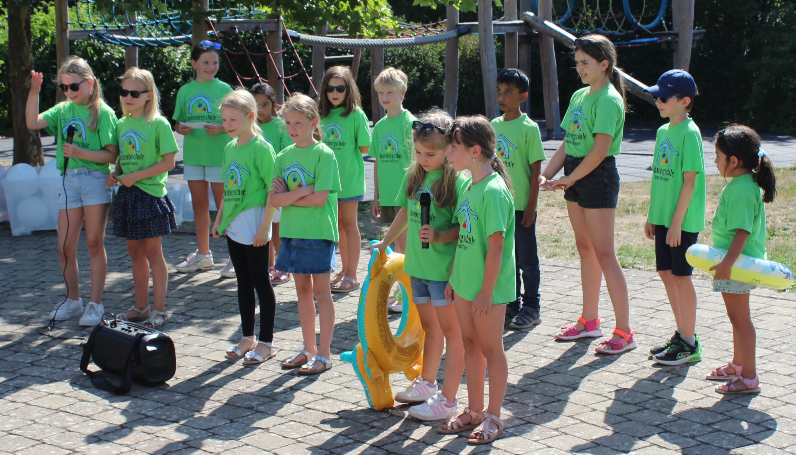 Die Kinder der Musical AG singen und spielen ein Lied vor.