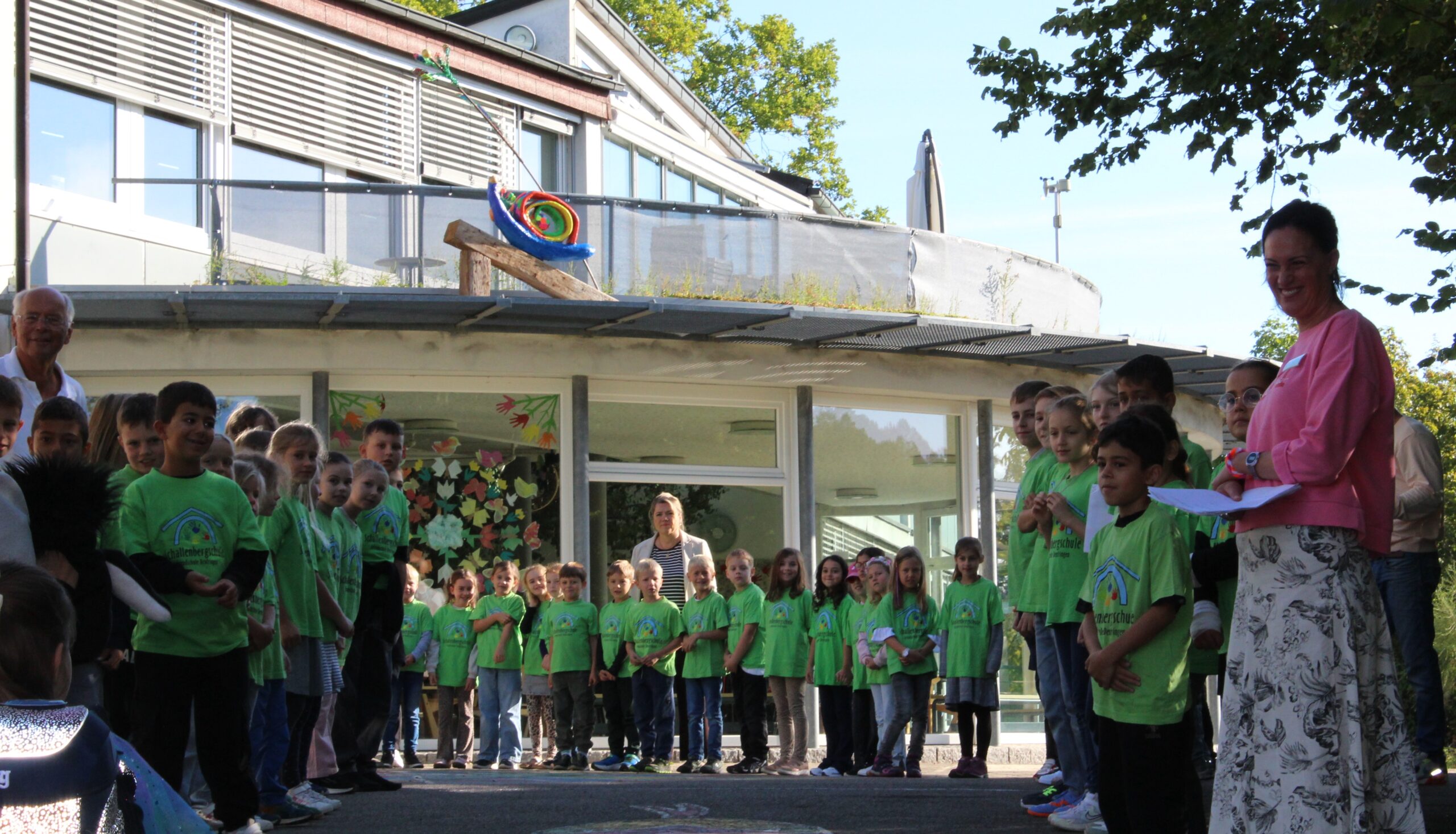 Alle Schulkinder singen das Lied Herzlich Willkommen zur Begrüßung für die neuen Erstklässler.