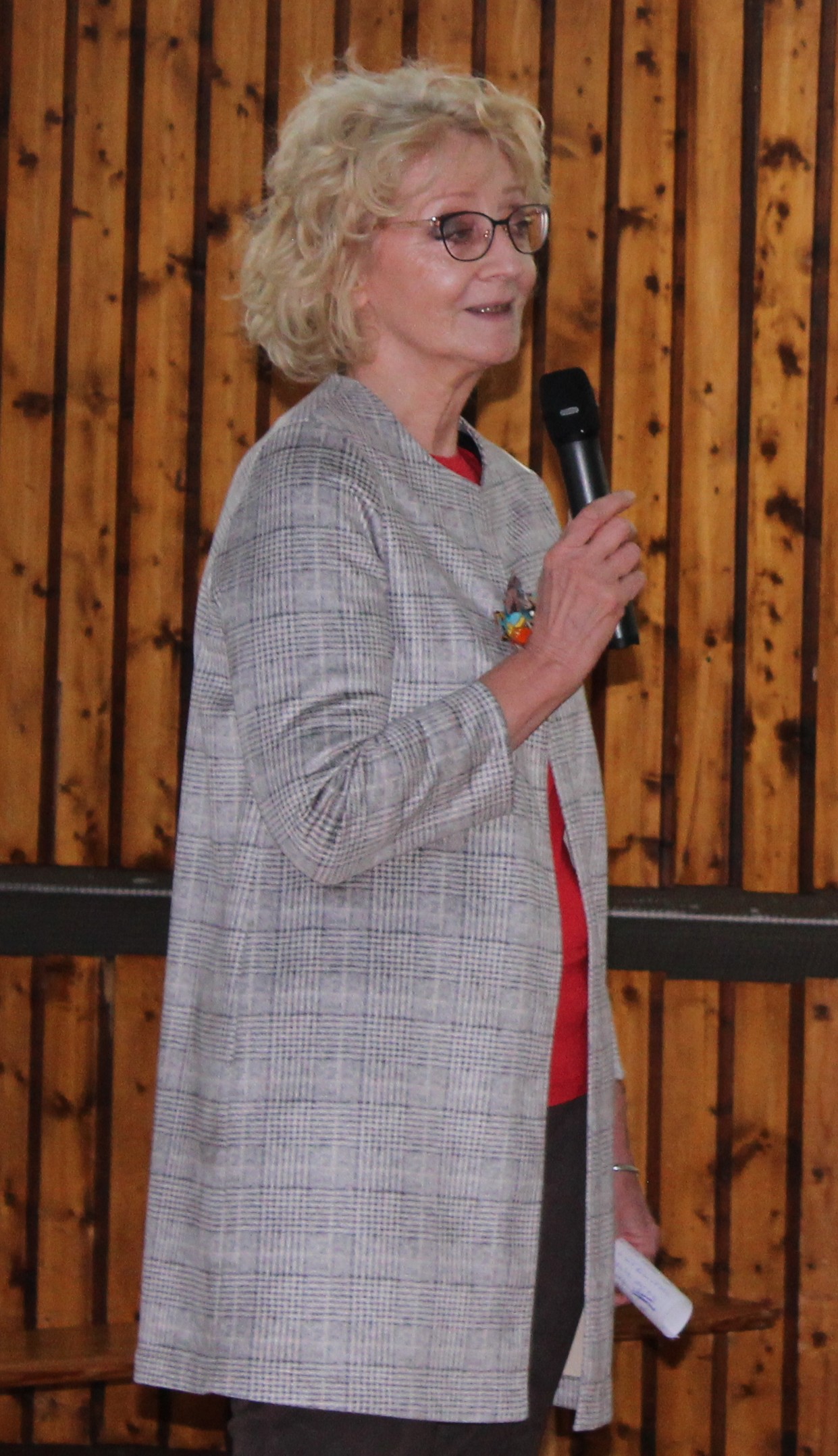 Frau Schiller stellt die Schulbücherei vor.