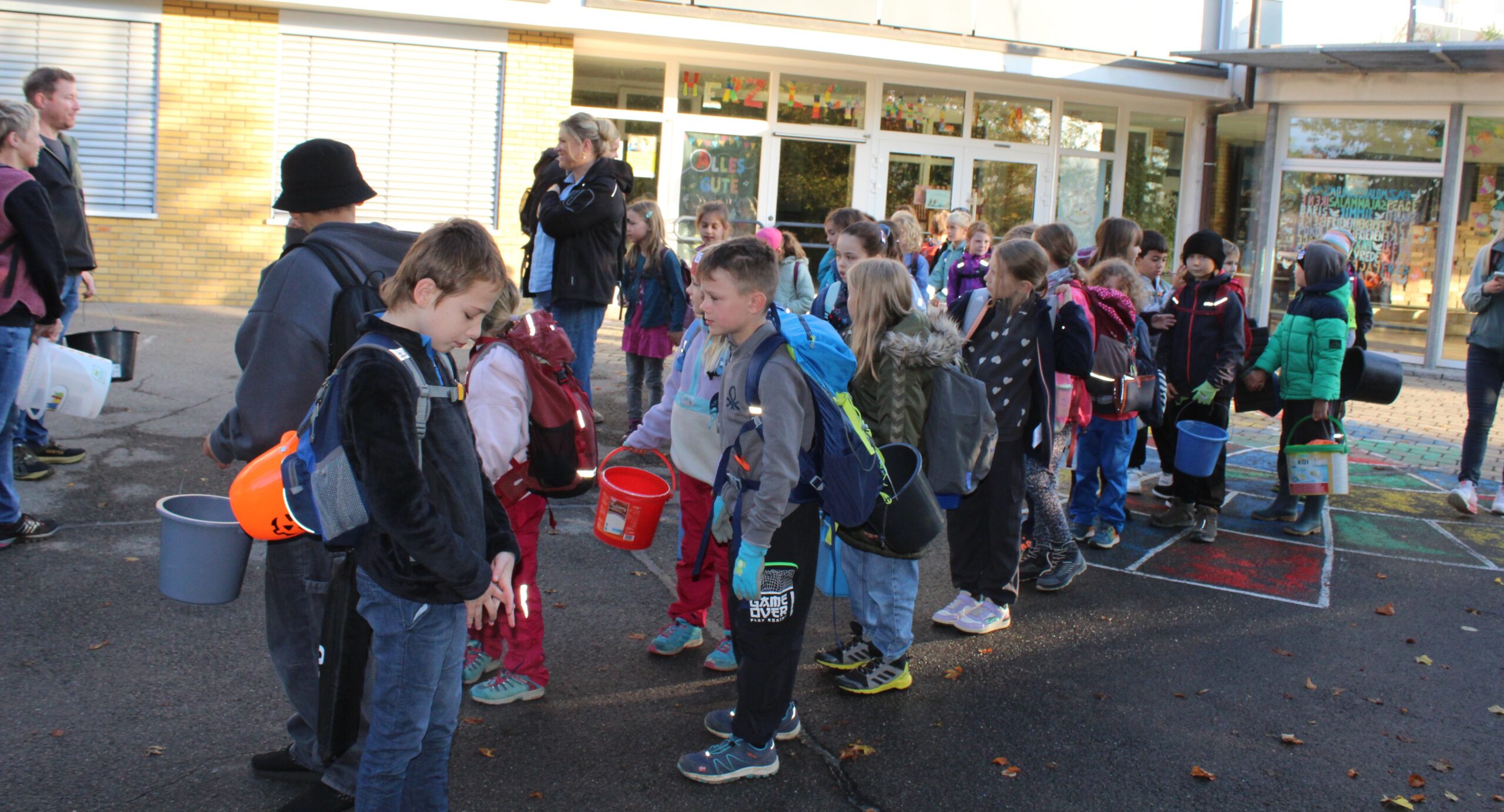 Alle Kinder der Schule machen sich auf den Weg in die Umgebung, um Äpfel zu sammeln.
