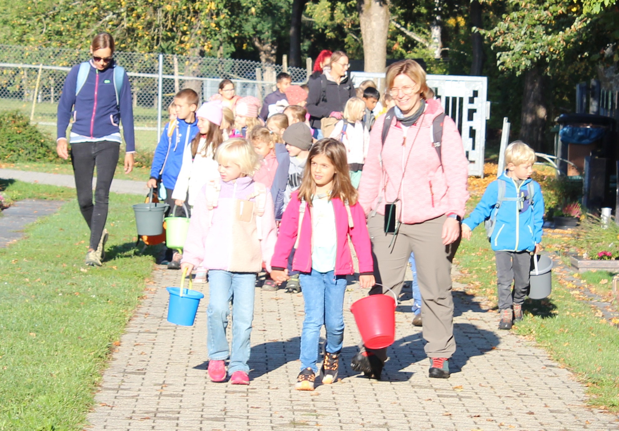 Die Erstklässler auf dem Weg zum Ernten auf die Apfelwiese.