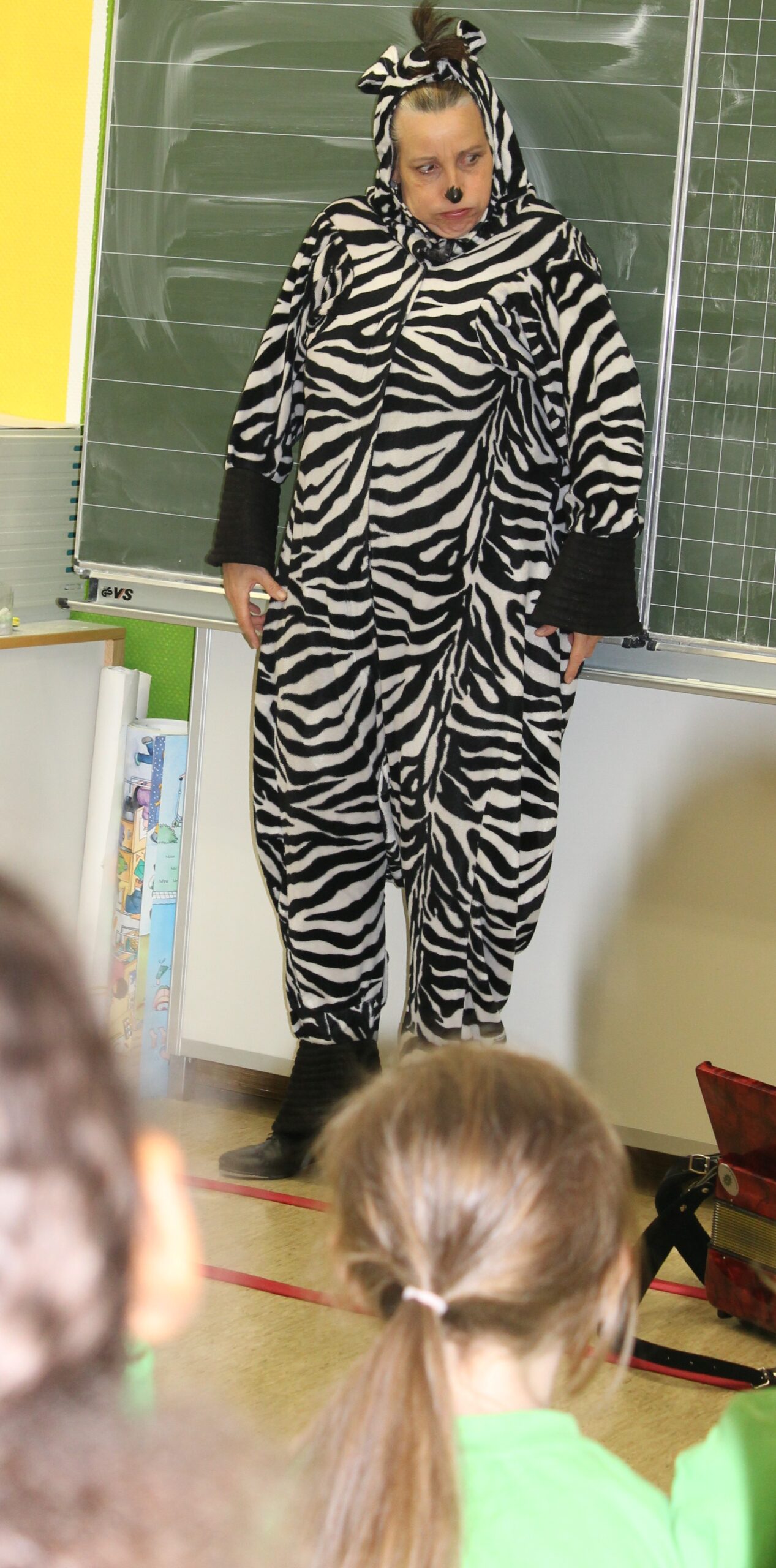 Eine Schauspielerin steckt in einem Zebrakostüm.