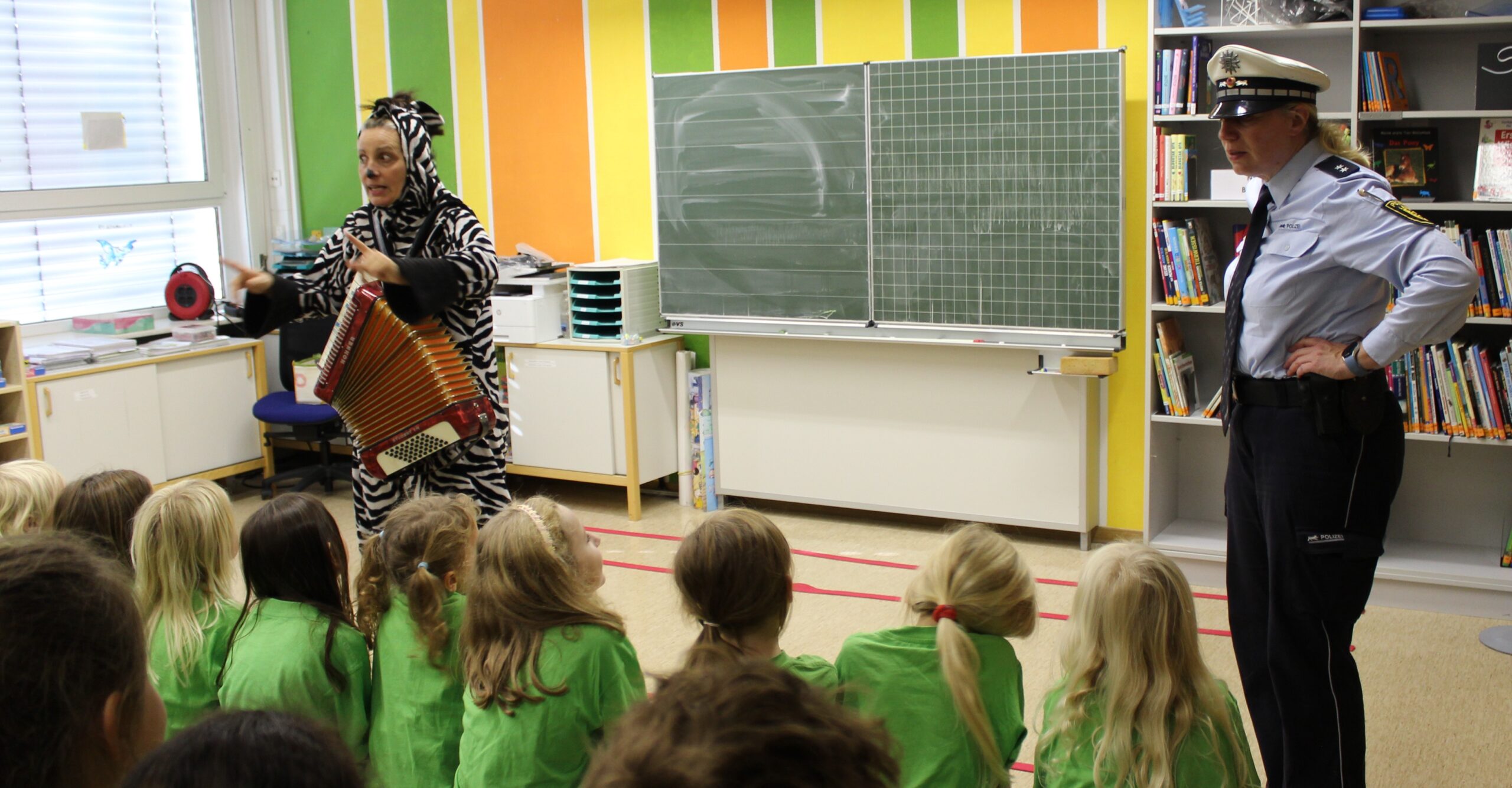 Das Zebra studiert mit den Kindern ein Lied ein, zum richtigen Überqueren einer Straße.